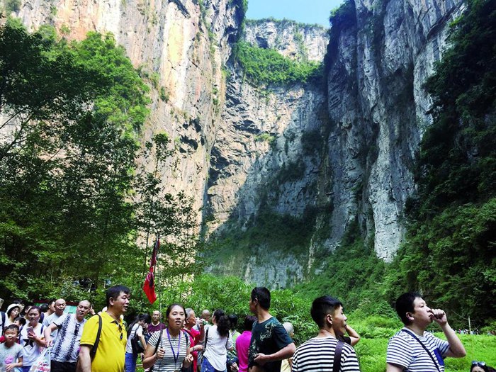 武隆天生三橋景區(qū)游人如織。