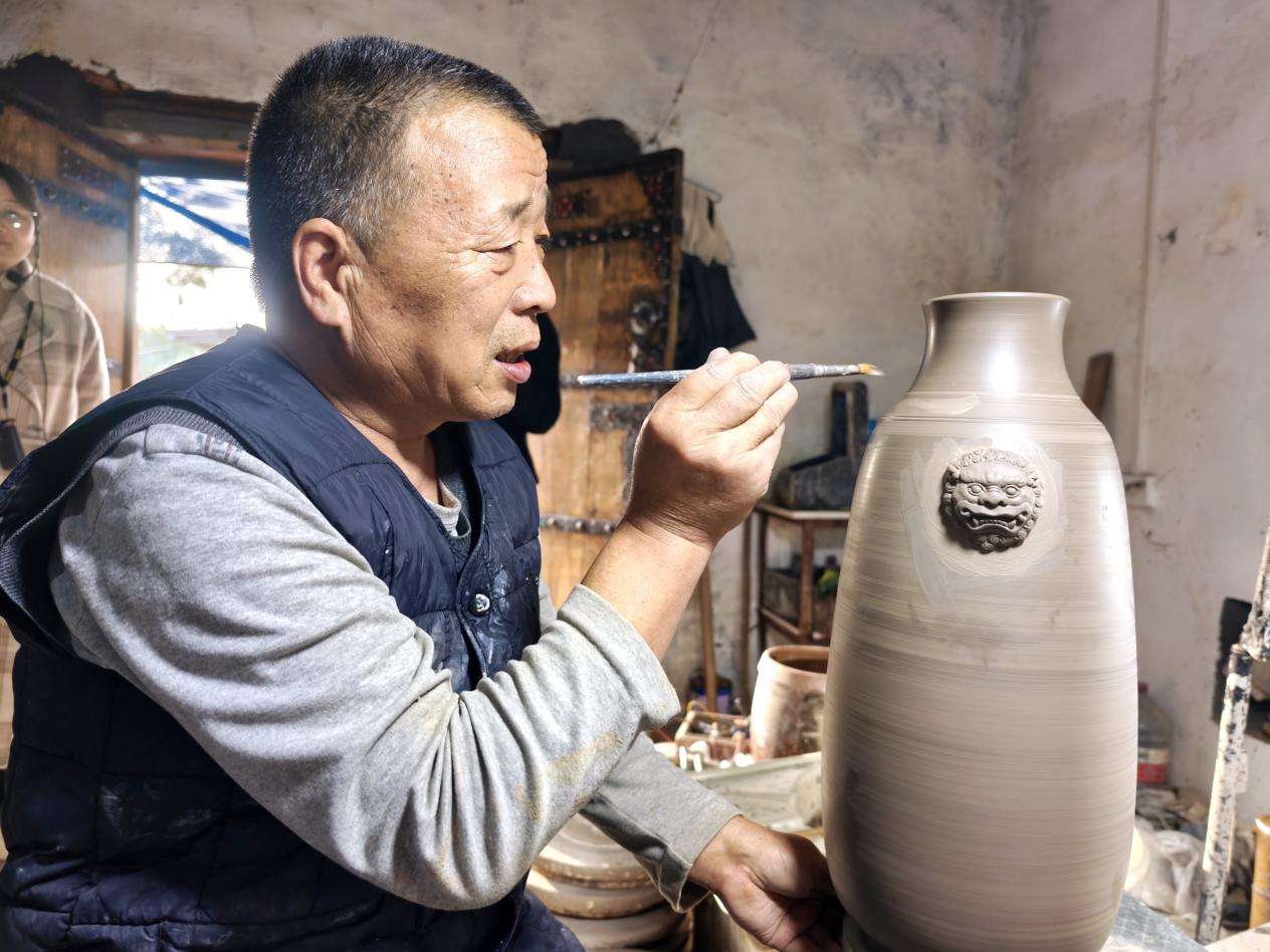 國家級非遺澄城堯頭陶瓷燒制技藝傳承人劉忠陽對坯體進行裝飾 (2)