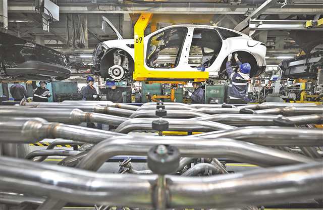 沙坪坝区青凤科创城，工人在拓普底盘车间进行生产。（资料图片）记者 李雨恒 摄/视觉重庆