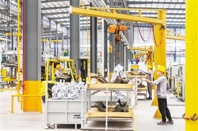 位于两江新区龙盛新城的赛力斯汽车超级工厂，焊装车间的机器手臂正在繁忙作业。（资料图片）记者 张锦辉 摄/视觉重庆