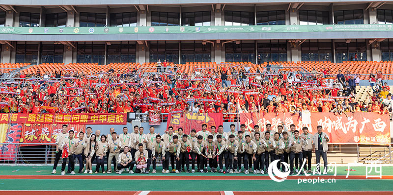 球隊(duì)與球迷合影。人民網(wǎng)記者嚴(yán)立政攝