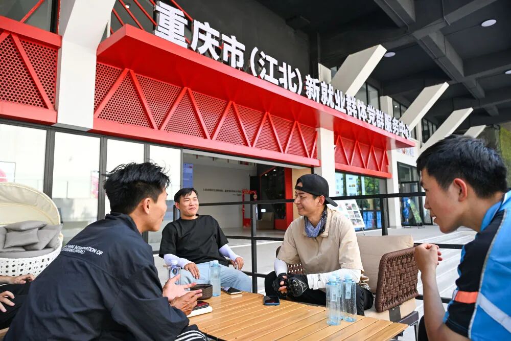 网约配送员在重庆市江北区新就业群体党群服务中心休息（2025年5月20日摄）。