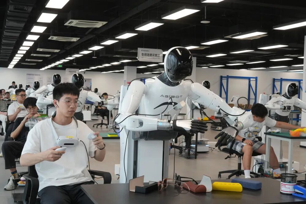 在位于浙江绍兴上虞区的杭州湾具身智能创新中心，工作人员操作机器人进行不同场景作业的数据采集（2025年9月23日摄）。
