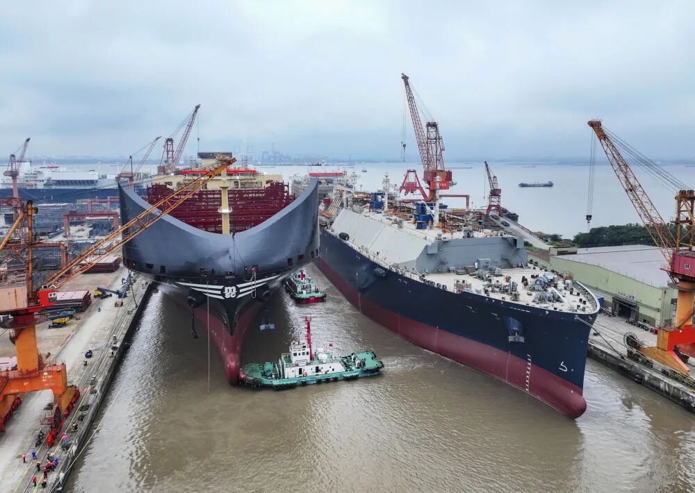 位于江苏省泰兴市的江苏扬子鑫福造船有限公司船坞内建造的大型船舶（无人机照片，2025年10月14日摄）。